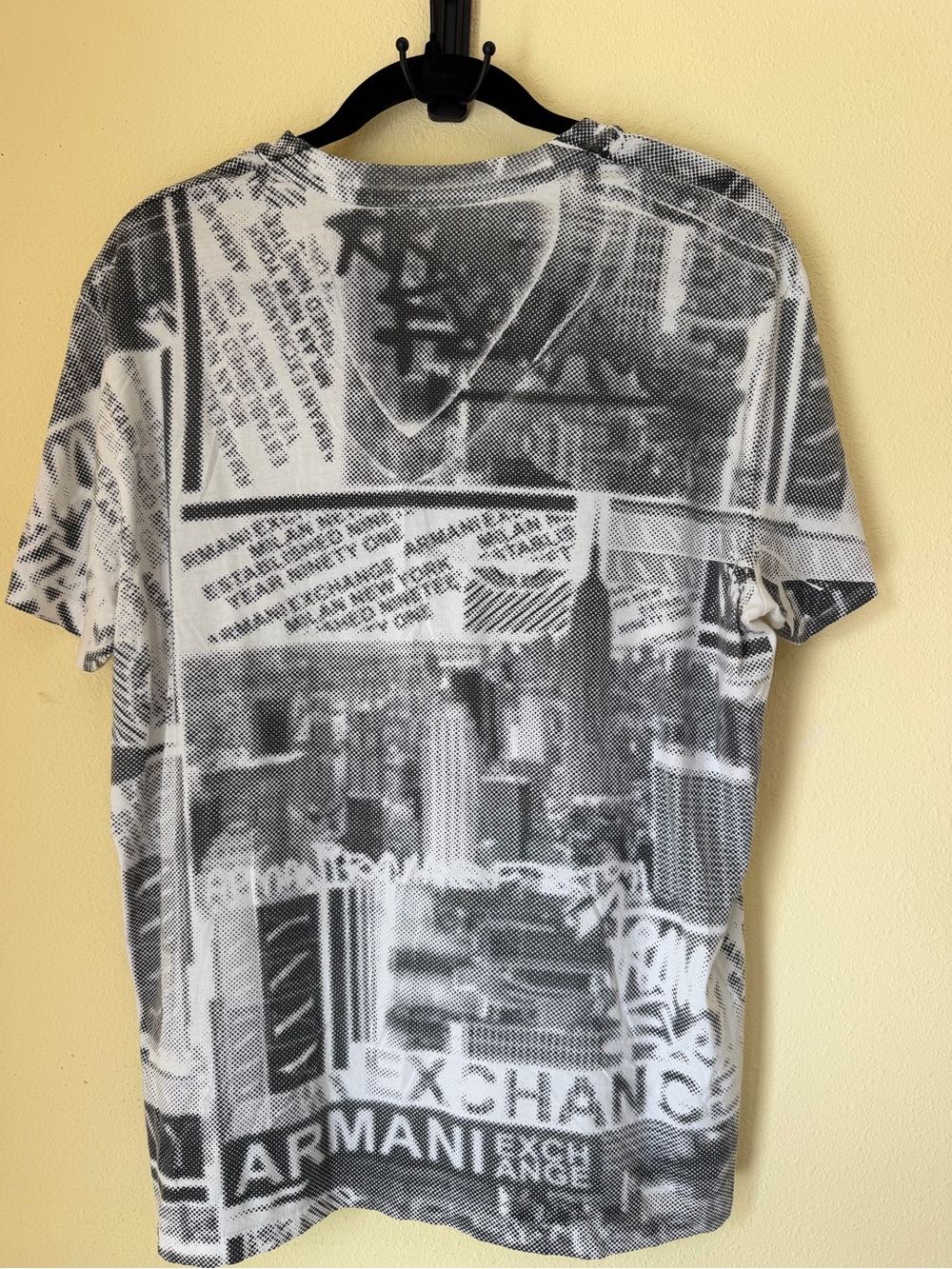 Armani Exchange Black & White Graphic V-Neck Tee Size L GUC - Picture 2 of 3